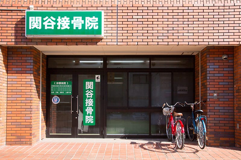 レンガ造りの建物に、緑色の看板が目印です。