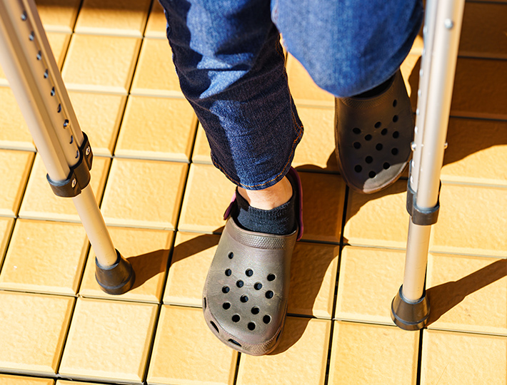 松葉杖をついている写真